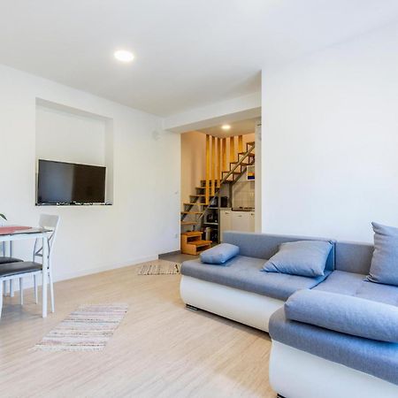 Gorgeous Apartment In Omis With Kitchen Екстериор снимка