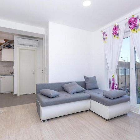 Gorgeous Apartment In Omis With Kitchen Екстериор снимка