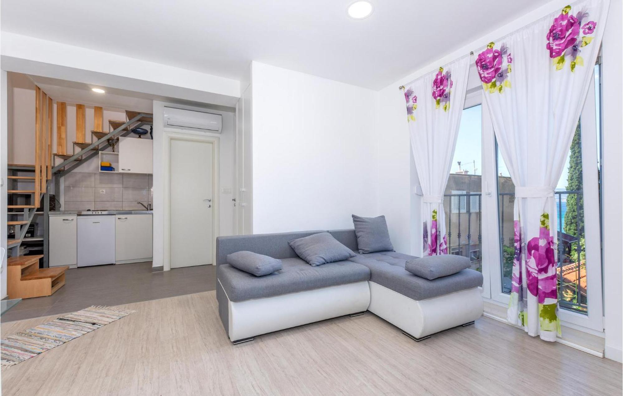 Gorgeous Apartment In Omis With Kitchen Екстериор снимка